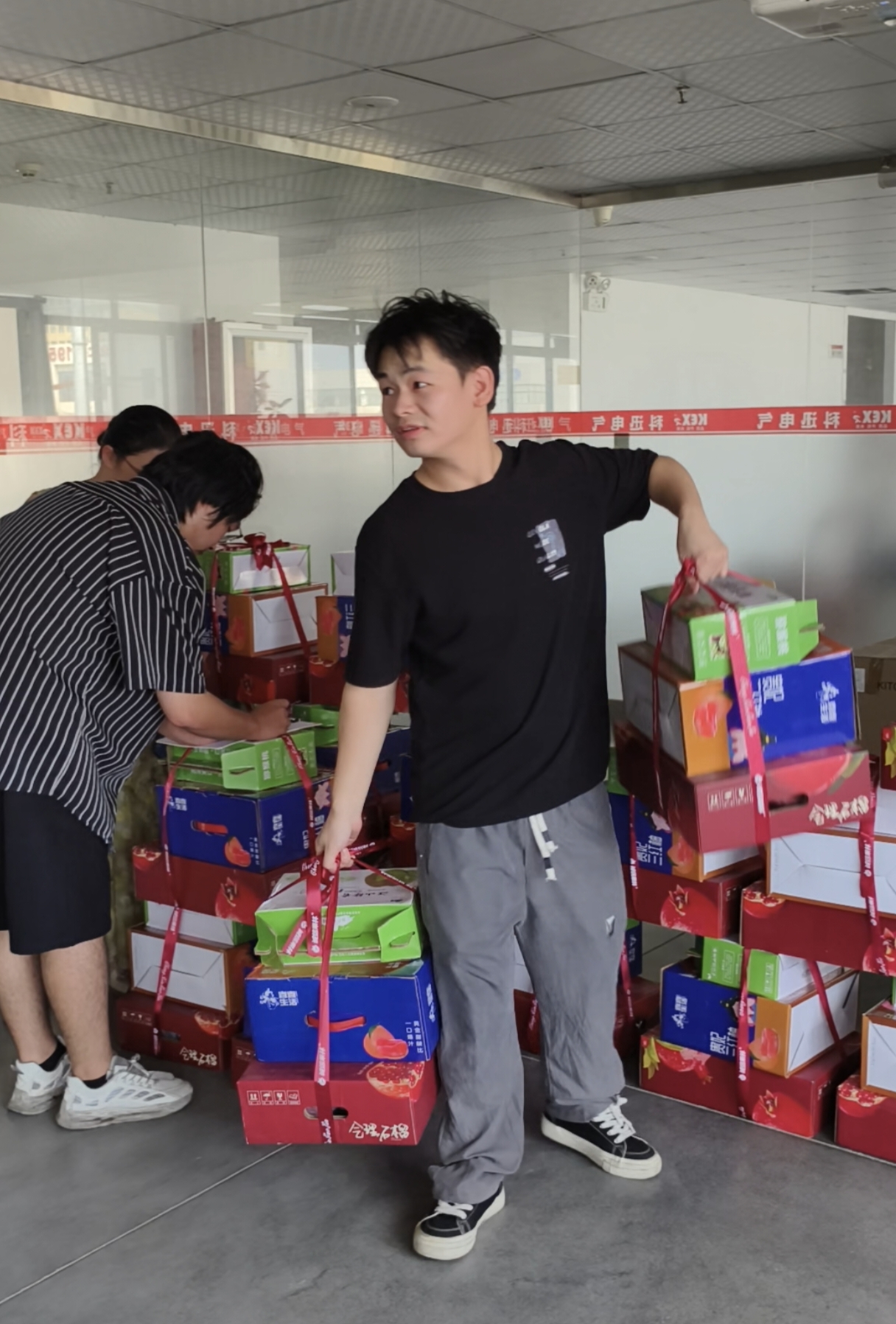 ໃນໂອກາດງານບຸນລະດູໃບໄມ້ຫຼົ່ນ, Kexun Electric ໄດ້ກະກຽມກ່ອງຂອງຂວັນທີ່ດີເລີດສໍາລັບພະນັກງານທຸກໆຄົນ.